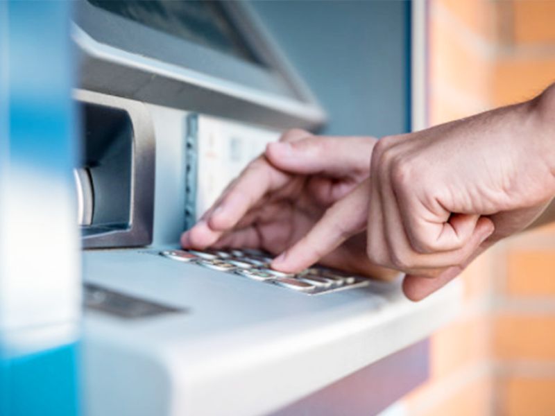 Khách hàng nên trang bị cho mình kinh nghiệm rút tiền tại cây ATM an toàn để chủ động trong giao dịch